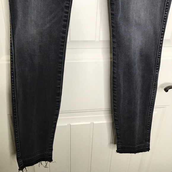 Good American Good Curve Crop Jeans in Black 075. - Picture 4 of 12